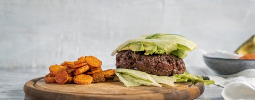 Weide-Burger mit Avocado und Karotten-Chips